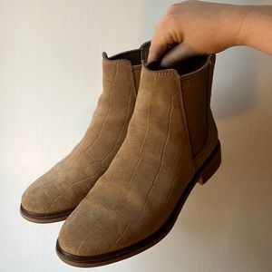 Clarks Chelsea suede boots size 7.5